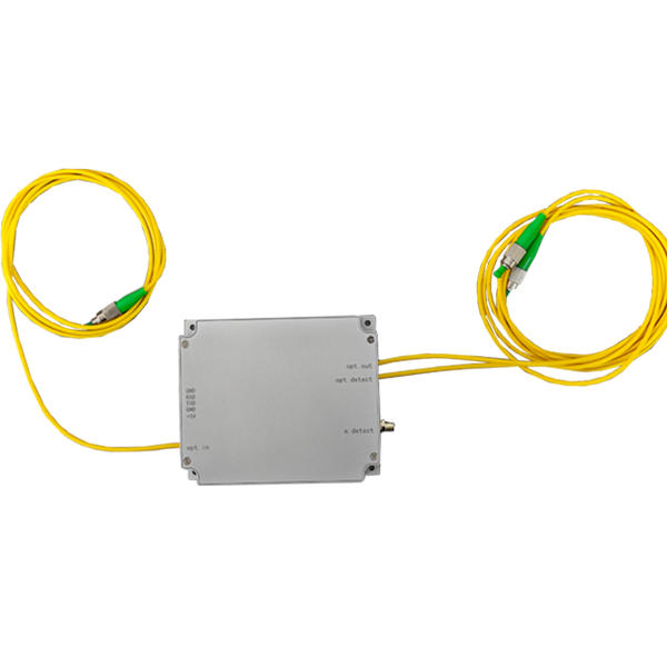 先用小信号EDFA掺铒光纤放大器对弱光放大再用PIN探测器进行光电转换，具有高信噪比及温度适应性高等特点。