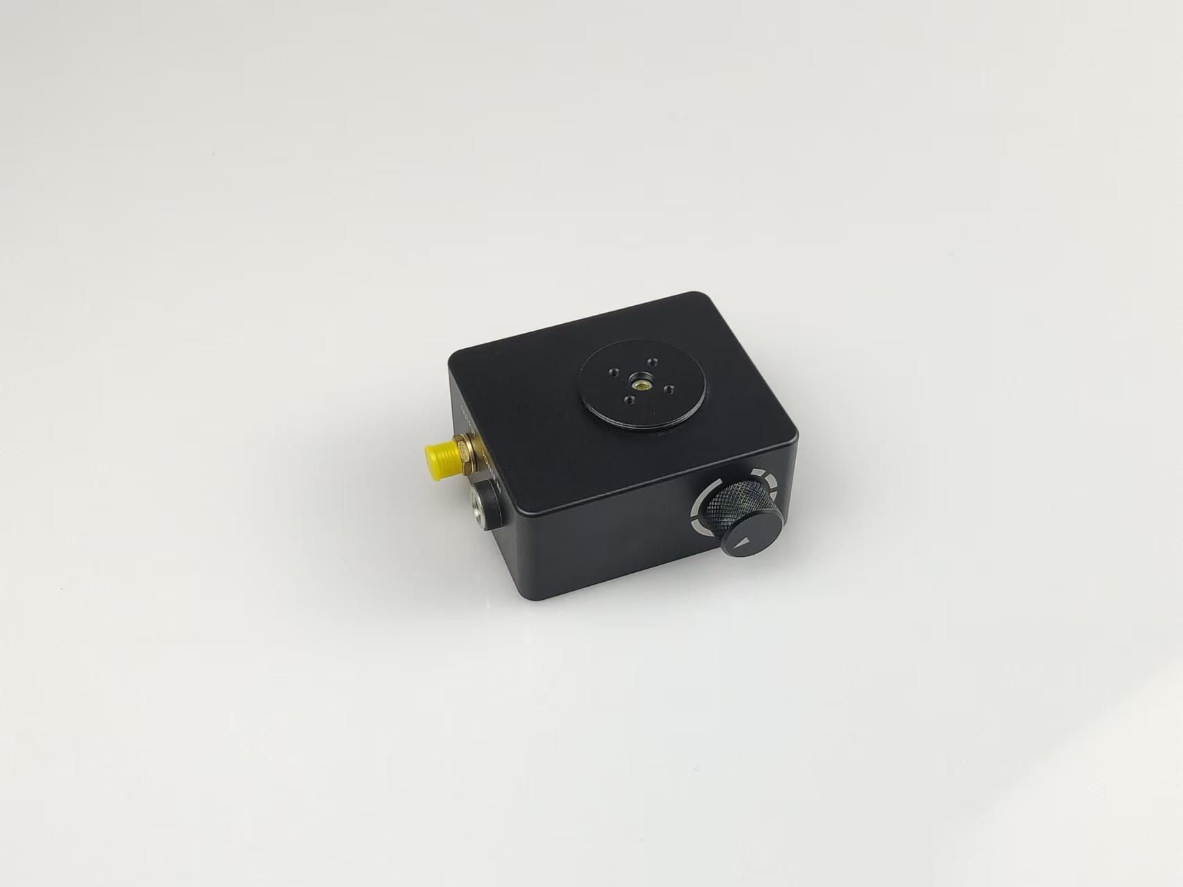 PD510U是一款低噪声、带集成放大器的可调增益硅光电探测器，适用于自由空间光学系统。该装置包括光电二极管、跨阻放大器、驱动级放大器、射频连接器等。输出端使用SMA连接器，以减小尺寸并最大限度的提高频率响应，探测器带宽和增益共有八个档位。