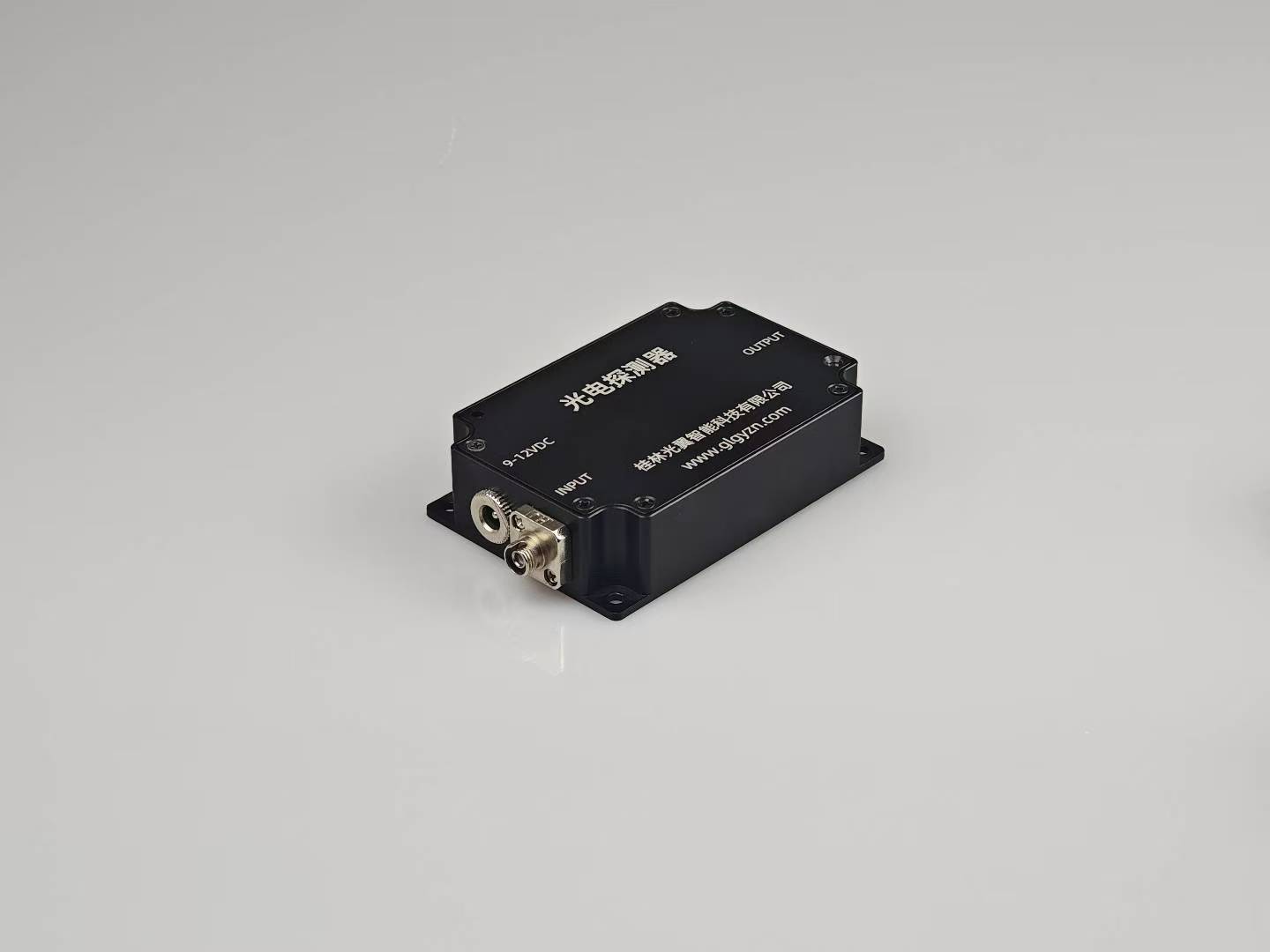 DMX60系列光电探测器，响应波长800-1700nm，采用光纤FC/APC接口输入，有6G、12G、18G、24G、40G多种带宽可选。